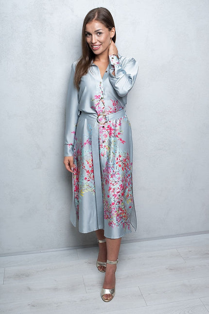 Robe chic fleurie bleue à manches longues, longueur midi, idéale pour cocktail ou évènement élégant.