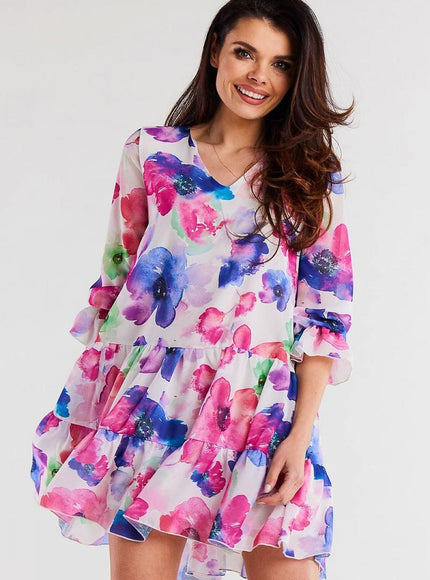 Robe florale courte à manches longues style bohème pour cocktail ou soirée, couleurs rose et violette, silhouette trapèze.