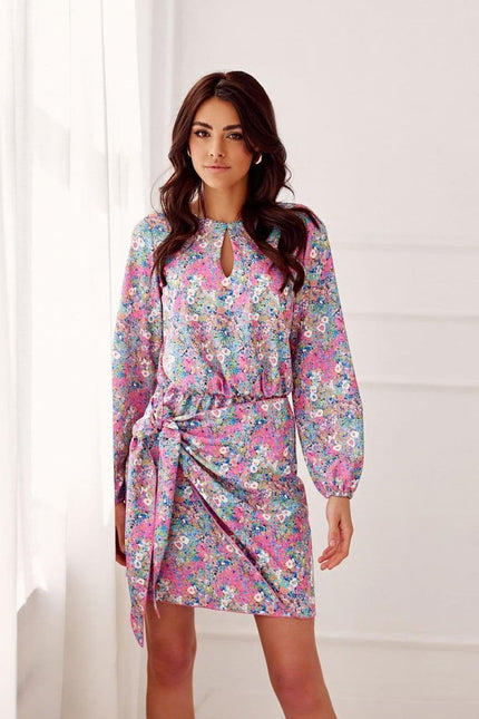 Robe fleurie chic manches longues, longueur midi pour soirée ou cocktail, avec motif floral coloré.