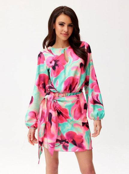 Robe florale rose courte chic pour soirée, manches longues et ceinture assortie, idéale pour cocktail ou évènement décontracté.