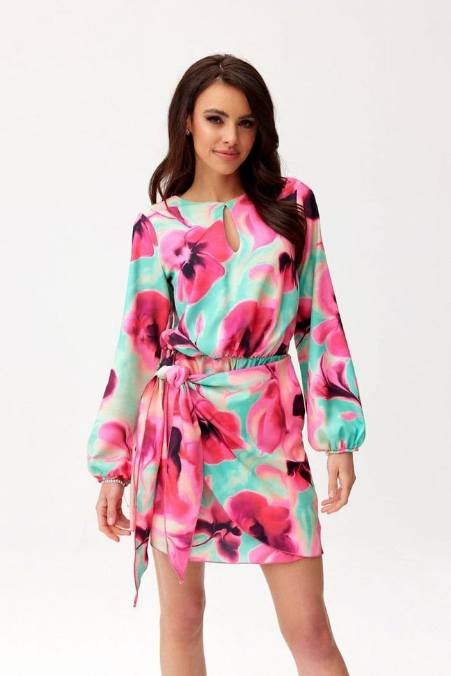 Robe florale rose courte chic pour soirée, manches longues et ceinture assortie, idéale pour cocktail ou évènement décontracté.