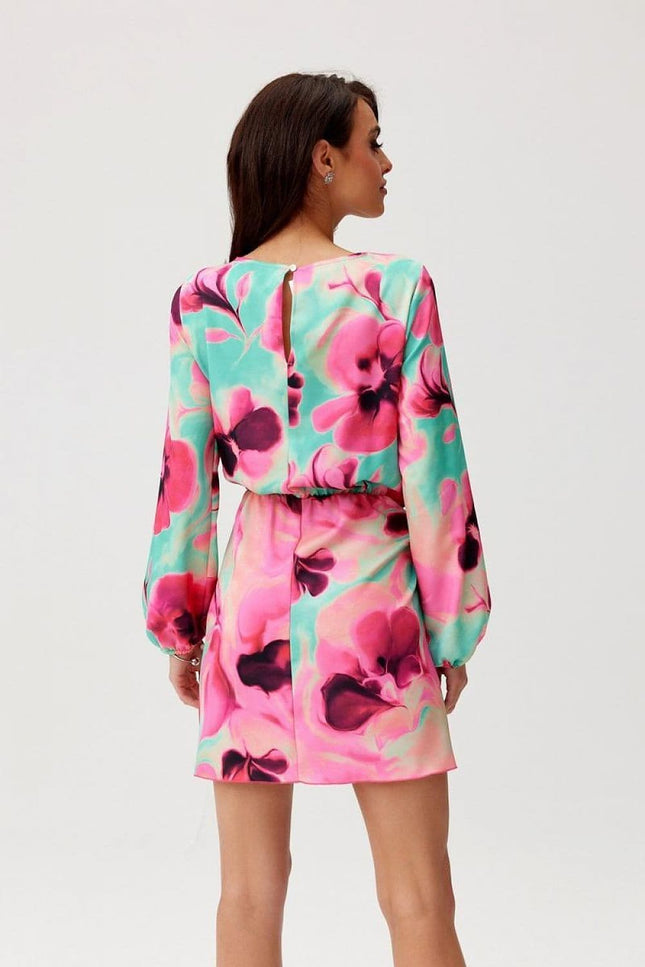 Robe florale rose courte chic pour cocktail, manches longues avec motif fleuri pour soirée ou événement mode féminine.