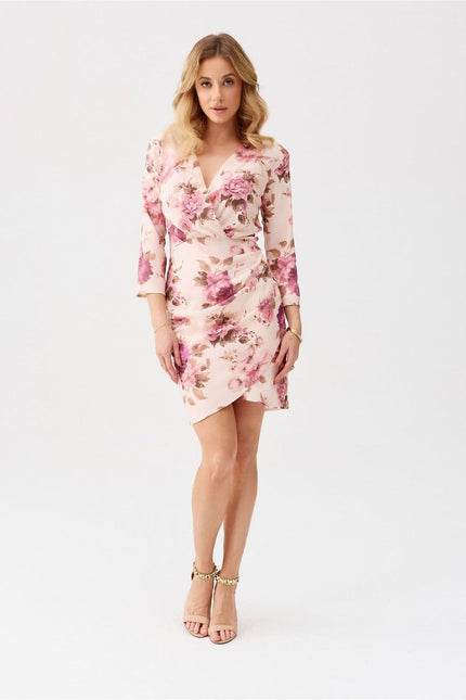 Robe fleurie rose midi chic pour cocktail et mariage, manches longues et coupe droite, parfaite pour une tenue élégante.