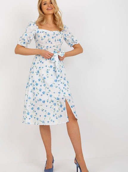 Robe fleurie blanche d'été midi avec manches courtes et décolleté carré, idéale pour un look casual ou une sortie en journée.