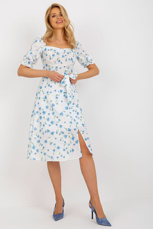 Robe fleurie blanche d'été midi avec manches courtes et décolleté carré, idéale pour un look casual ou une sortie en journée.