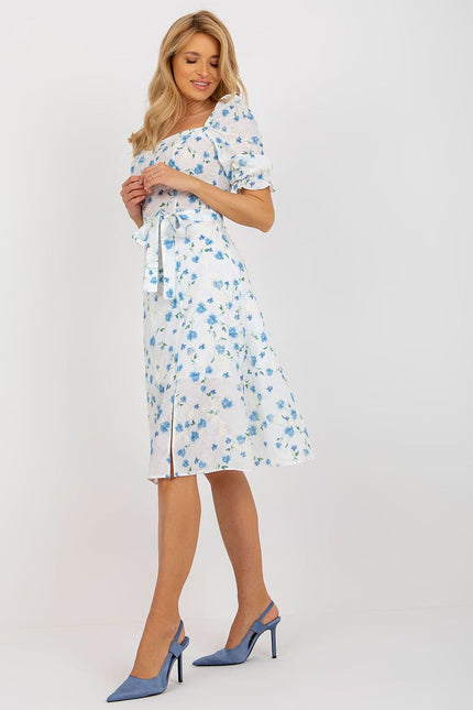 Robe fleurie blanche d'été style casual midi à manches courtes idéale pour une sortie quotidienne ou un événement décontracté.