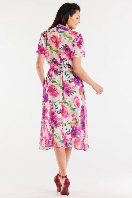 Robe fleurie rose et violette mi-longue casual avec manches courtes et ceinture pour cocktail ou événement d'été.