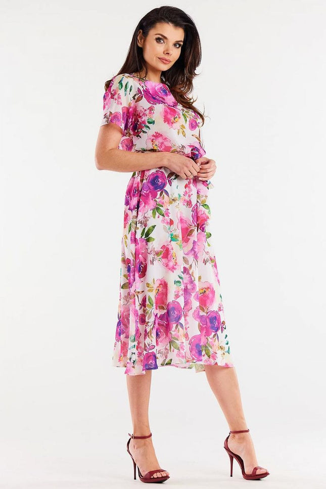 Robe fleurie délicate midi à manches courtes, parfaite pour une soirée estivale ou un événement casual chic.