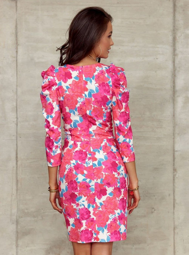 Robe fleurie rose midi moulante avec manches longues idéale pour un cocktail ou événement de printemps, élégante et féminine.