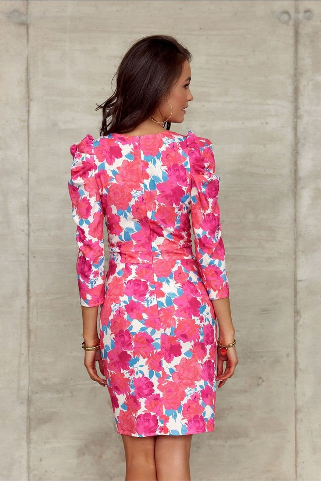 Robe fleurie rose midi moulante avec manches longues idéale pour un cocktail ou événement de printemps, élégante et féminine.