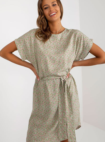 Robe fleurie verte et rose d'été courte à manche courte, idéale pour une allure casual et féminine lors de sorties en journée.