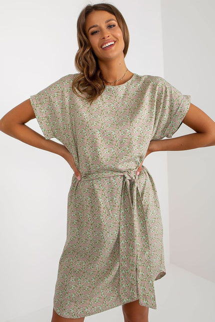 Robe fleurie verte et rose d'été courte à manche courte, idéale pour une allure casual et féminine lors de sorties en journée.