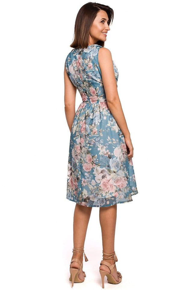 Robe midi fleurie bleue sans manches style chic idéale pour cocktail ou événement élégant.