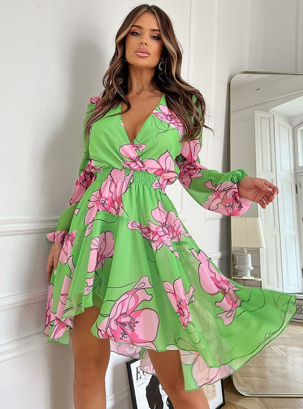 Robe verte et rose fleurie pour soirée avec manches longues et ceinture, style bohème chic, longueur midi.