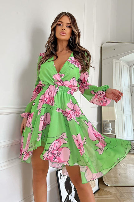 Robe verte et rose fleurie pour soirée avec manches longues et ceinture, style bohème chic, longueur midi.