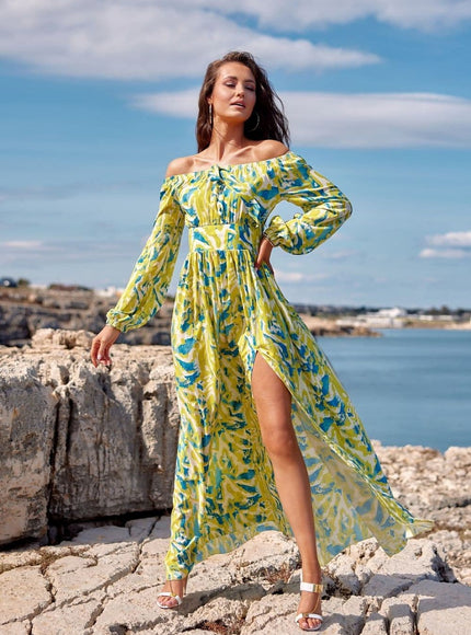 Robe longue plage à franges jaune avec manches longues et épaules dénudées, style bohème et fluide.