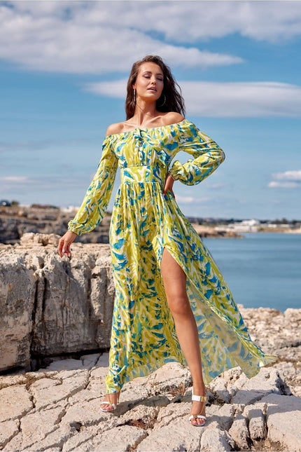 Robe longue plage à franges jaune avec manches longues et épaules dénudées, style bohème et fluide.