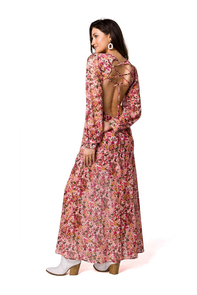 Robe longue fleurie avec manches longues et dos nu, idéale pour un style bohème chic ou un événement décontracté comme une soirée d'été.