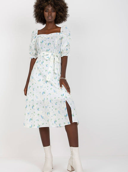 Robe fleurie blanche midi à épaules dénudées et manches courtes pour cocktail ou soirée d'été.