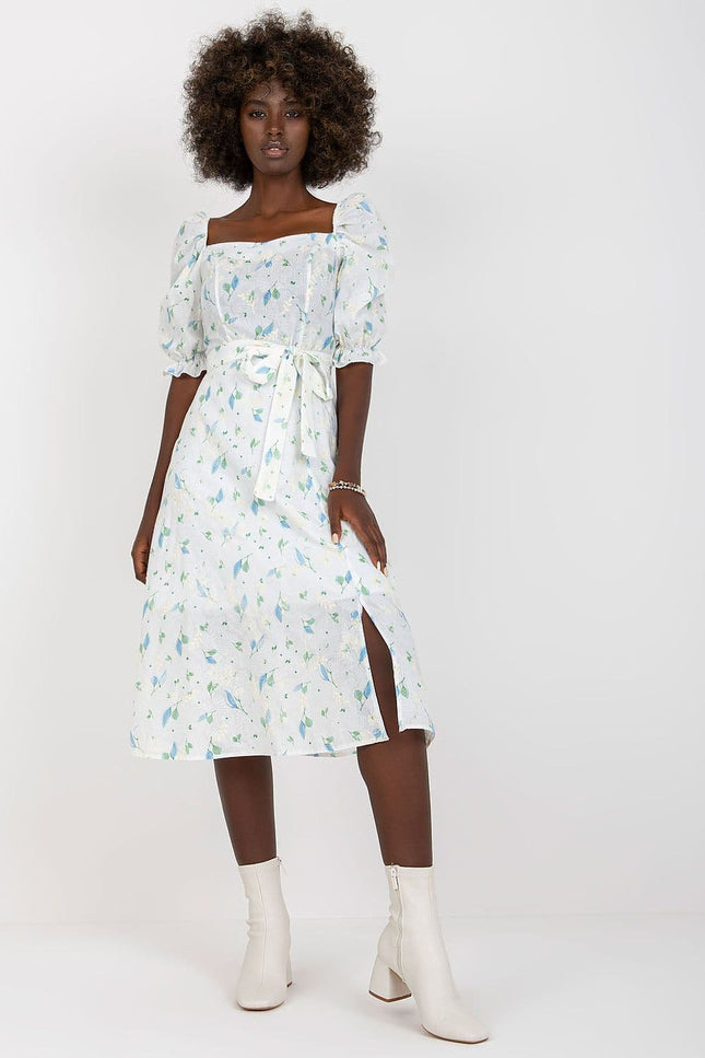 Robe fleurie blanche midi à épaules dénudées et manches courtes pour cocktail ou soirée d'été.