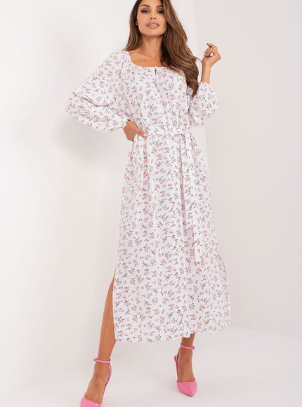 Robe d'été bohème blanche à fleurs, midi avec manches longues et découpe trapèze pour femme.