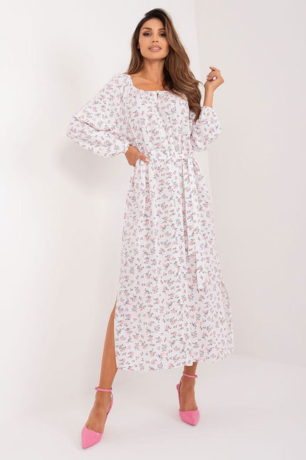 Robe d'été bohème blanche à fleurs, midi avec manches longues et découpe trapèze pour femme.