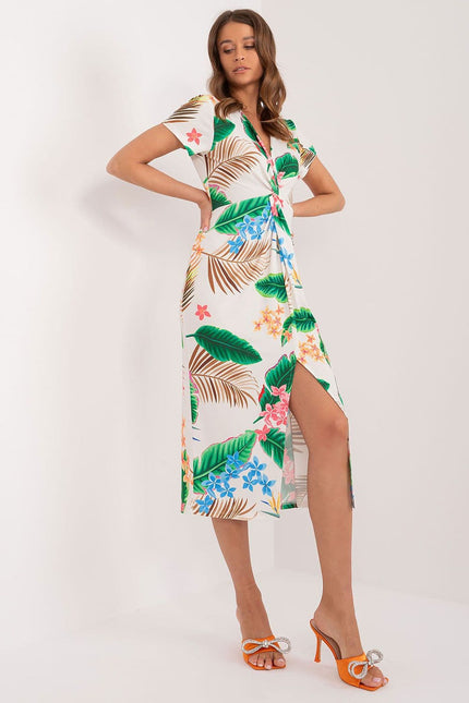 Robe de plage fleurie midi à manches courtes pour femme, style décontracté et estival.