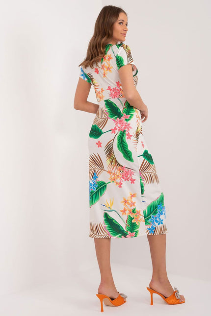 Robe plage fleurie midi à manches courtes pour tenue estivale et décontractée, aux motifs colorés idéale pour sorties ensoleillées.