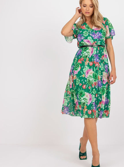 Robe verte fleurie midi été manches courtes pour plage ou cocktail, silhouette trapèze avec ceinture.