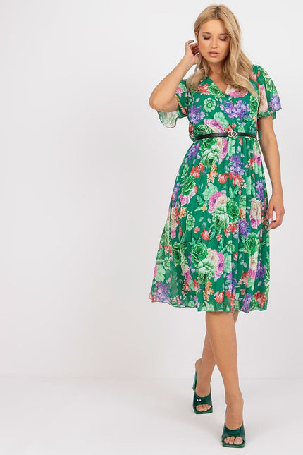 Robe verte fleurie midi été manches courtes pour plage ou cocktail, silhouette trapèze avec ceinture.