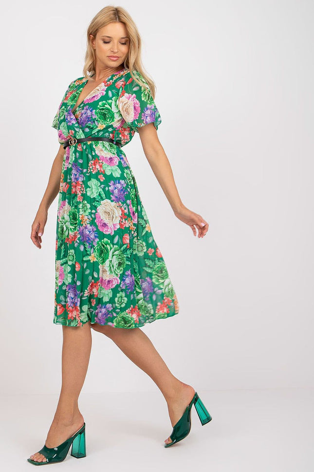 Robe fleurie midi verte pour été, manches courtes et silhouette trapèze, idéale pour une soirée simple ou un événement casual.