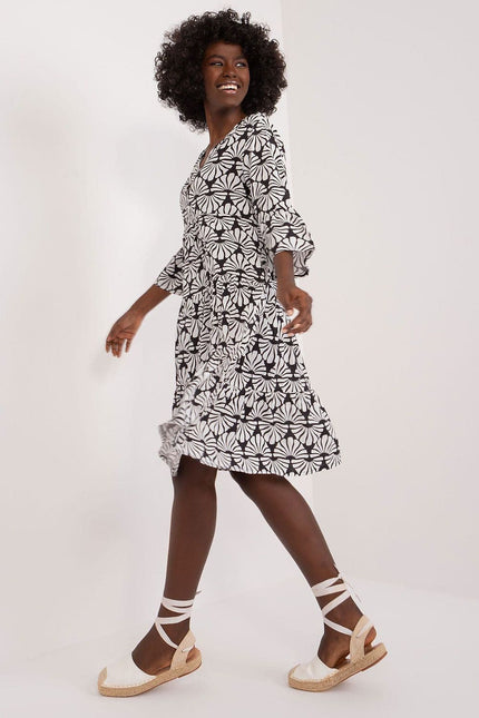 Robe fleurie noir et blanc mi-longue manches longues chic et décontractée pour cocktail ou sortie quotidienne.