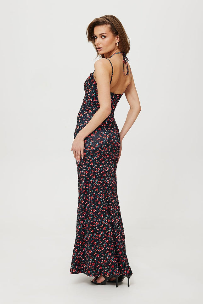 Robe fleurie noire longue d'été sans manches pour soirée chic, avec silhouette trapèze, idéale pour les événements estivaux.