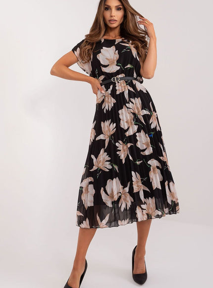 Robe fleurie noire midi à manches courtes pour soirée chic et décontractée, silhouette trapèze, idéale pour rencontres estivales ou événements décontractés.