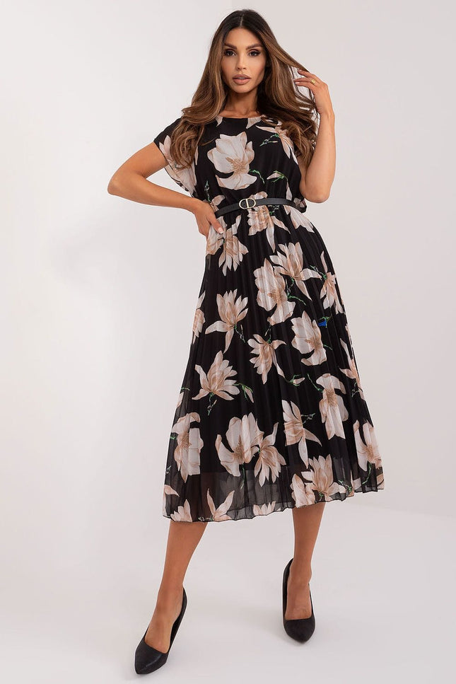 Robe fleurie noire midi à manches courtes pour soirée chic et décontractée, silhouette trapèze, idéale pour rencontres estivales ou événements décontractés.