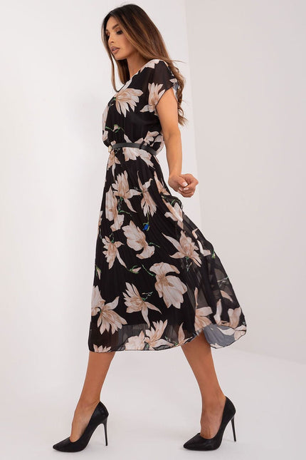 Robe fleurie noire midi à manches courtes, idéale pour cocktail ou soirée d'été, style bohème chic et élégant.