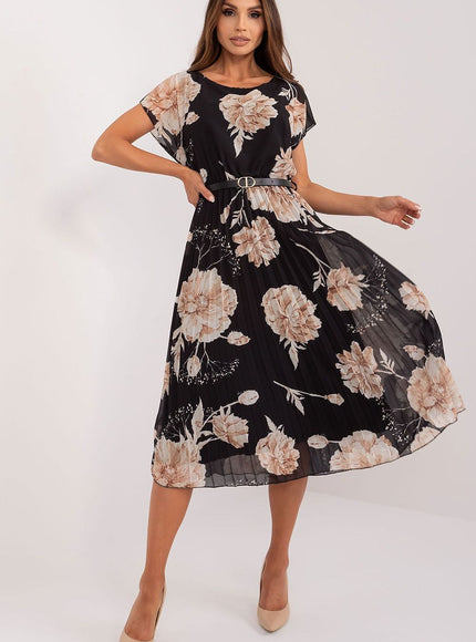 Robe fleurie noire plissée, manches courtes et ceinturée, idéale pour soirée chic ou cocktail, longueur midi, silhouette trapèze.