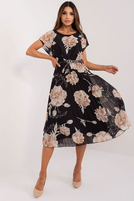 Robe fleurie noire plissée, manches courtes et ceinturée, idéale pour soirée chic ou cocktail, longueur midi, silhouette trapèze.