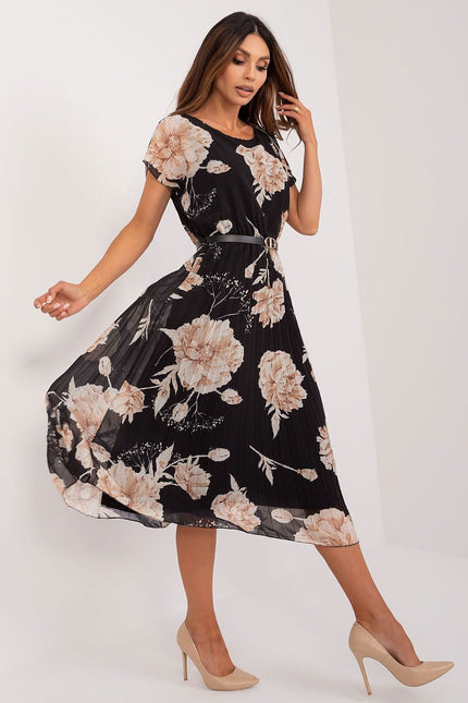 Robe noire fleurie plissée midi chic pour cocktail ou soirée, manches courtes et ceinture élégante, parfaite pour événements spéciaux.