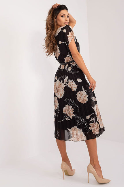 Robe fleurie noire plissée midi chic pour soirée avec manches courtes et silhouette trapèze, idéale pour cocktail ou événements décontractés.