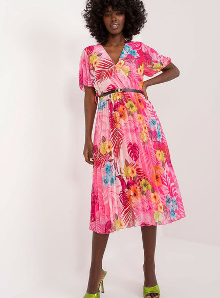 Robe d'été fleurie midi à manches courtes en rose et rouge, style bohème, idéale pour une plage ou une soirée décontractée.