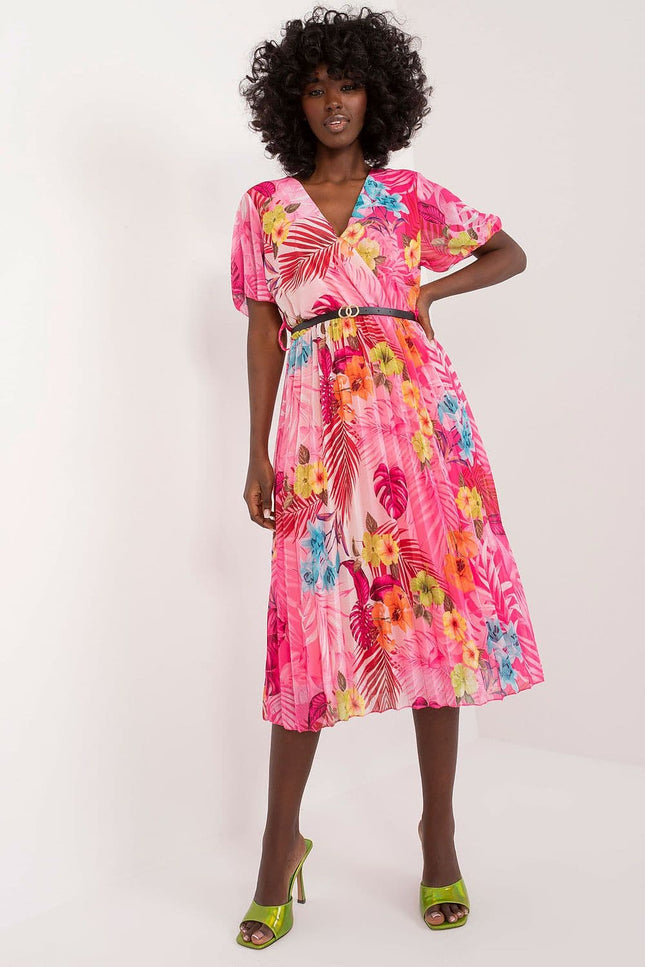 Robe d'été fleurie midi à manches courtes en rose et rouge, style bohème, idéale pour une plage ou une soirée décontractée.