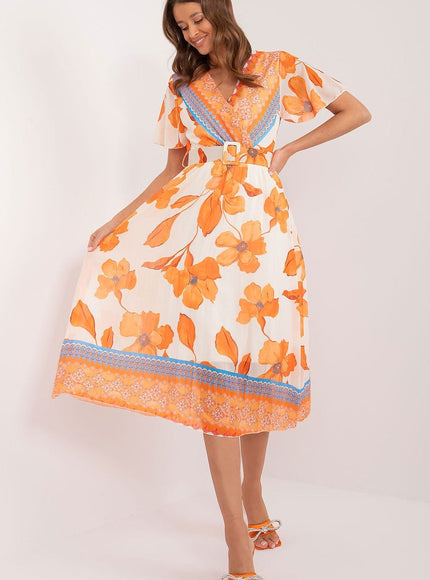 Robe fleurie plissée orange style bohème manches courtes pour été, longueur midi avec ceinture.