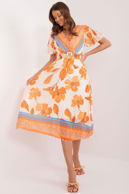 Robe fleurie plissée orange style bohème manches courtes pour été, longueur midi avec ceinture.