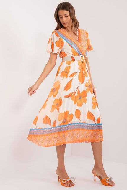 Robe fleurie plissée orange à manches courtes et ceinture pour cocktail d'été ou plage, style bohème et chic