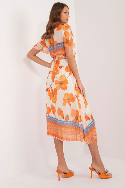 Robe fleurie plissée orange chic mi-longue avec manches courtes pour cocktail ou soirée d'été.