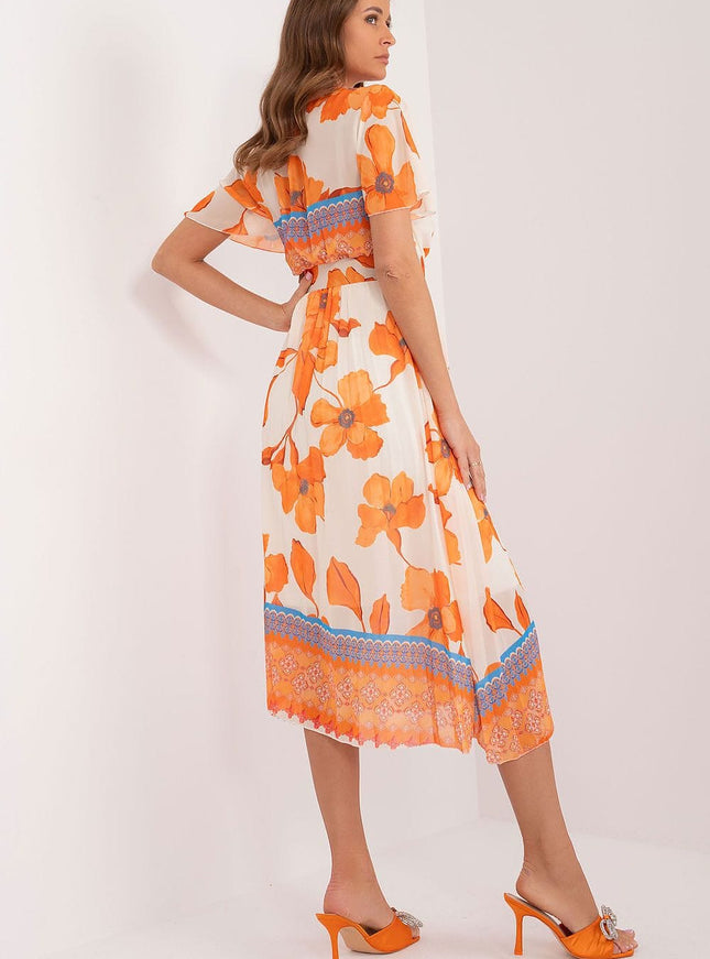 Robe fleurie plissée orange chic mi-longue avec manches courtes pour cocktail ou soirée d'été.