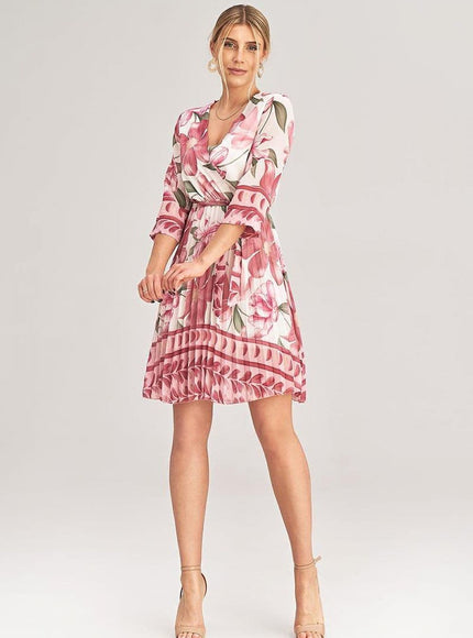 Robe fleurie rose midi chic pour cocktail ou soirée, légère avec manches courtes et coupe trapèze, idéale pour évènement estival.