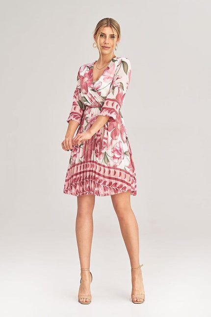 Robe fleurie rose midi chic pour cocktail ou soirée, légère avec manches courtes et coupe trapèze, idéale pour évènement estival.