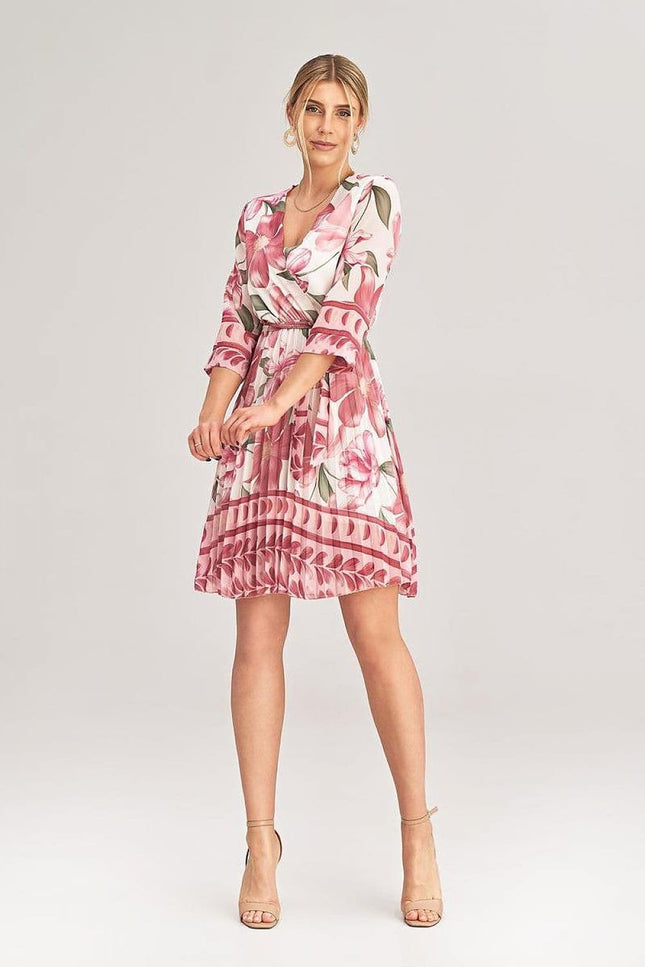 Robe fleurie rose midi chic pour cocktail ou soirée, légère avec manches courtes et coupe trapèze, idéale pour évènement estival.